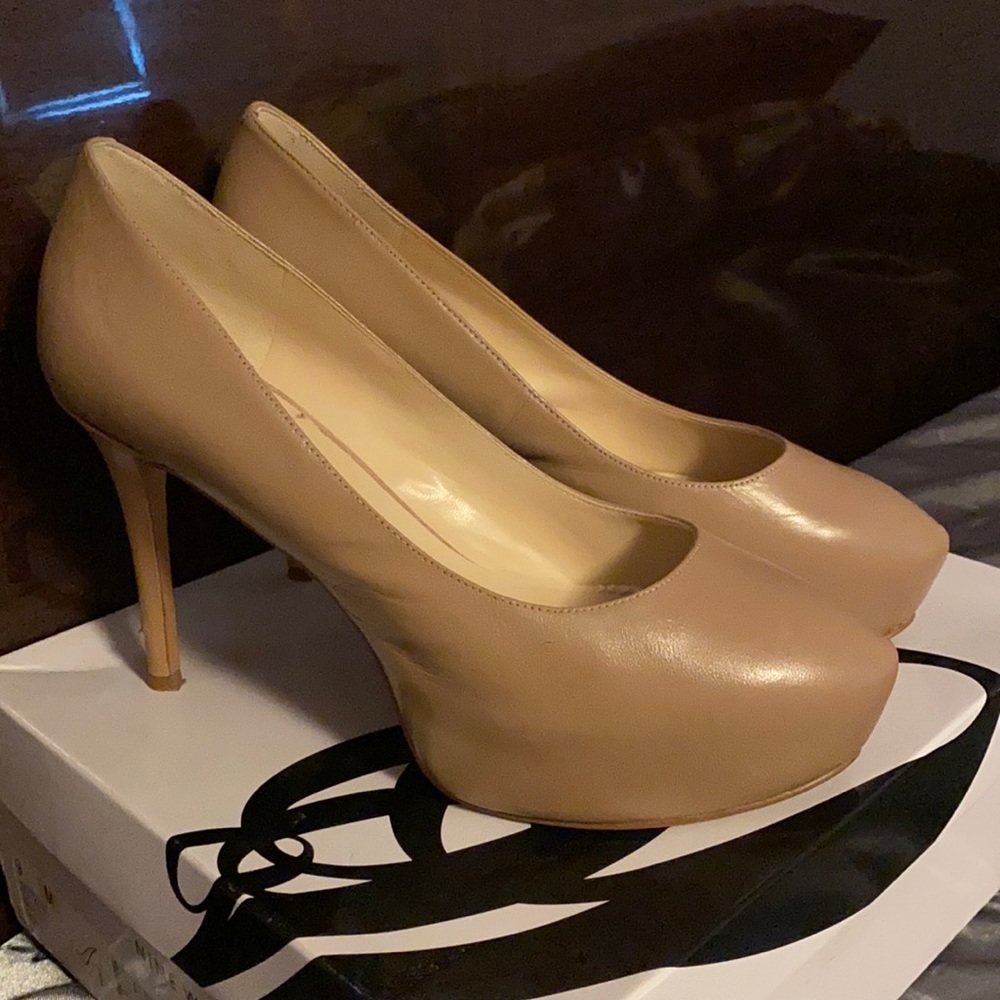 Nude pumps